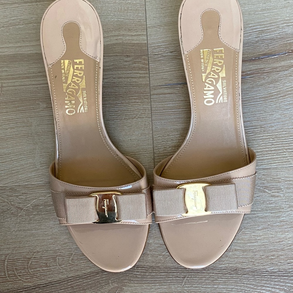 Ferragamo nude glory heel in patent nude leather